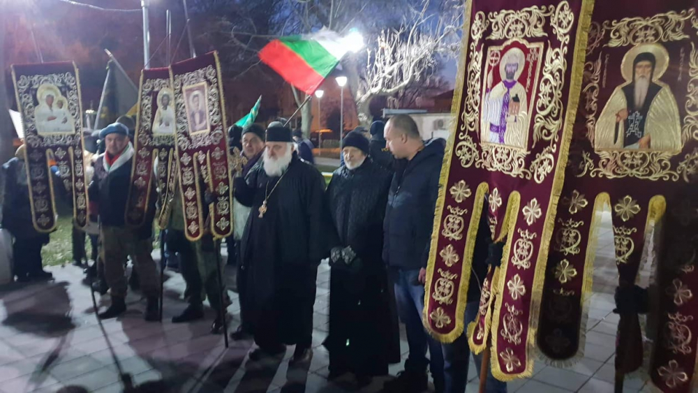 Площадът на Войводиново почерня от народ! Стотици недоволни веят българския флаг и зоват за... (СНИМКИ)