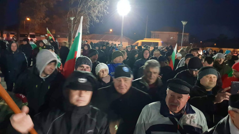Площадът на Войводиново почерня от народ! Стотици недоволни веят българския флаг и зоват за... (СНИМКИ)
