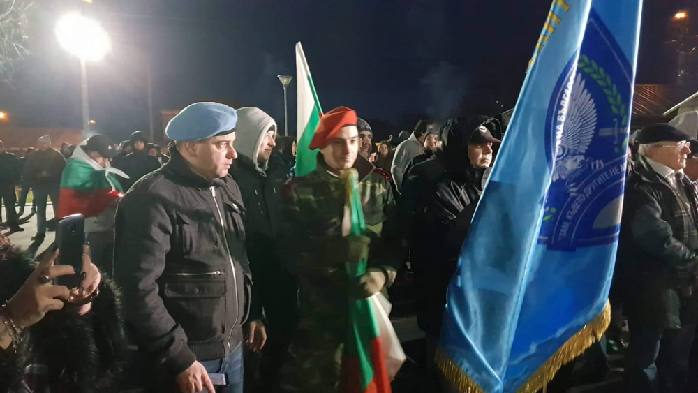 Площадът на Войводиново почерня от народ! Стотици недоволни веят българския флаг и зоват за... (СНИМКИ)