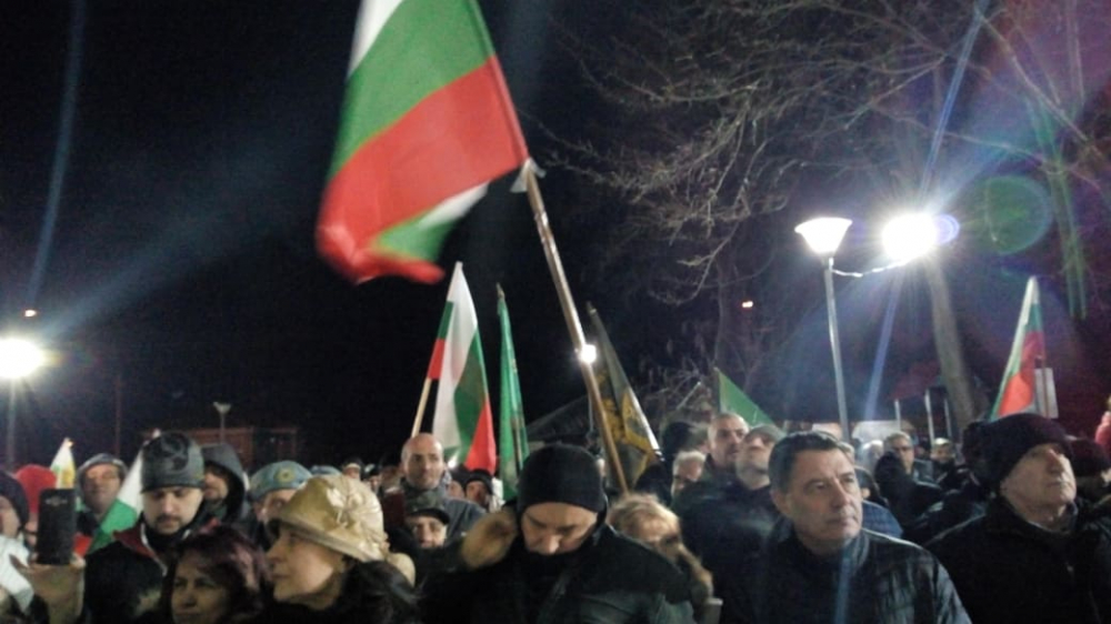 Площадът на Войводиново почерня от народ! Стотици недоволни веят българския флаг и зоват за... (СНИМКИ)
