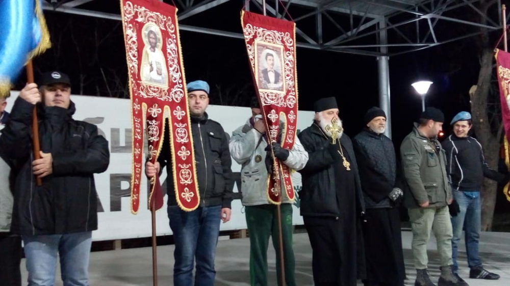 Площадът на Войводиново почерня от народ! Стотици недоволни веят българския флаг и зоват за... (СНИМКИ)