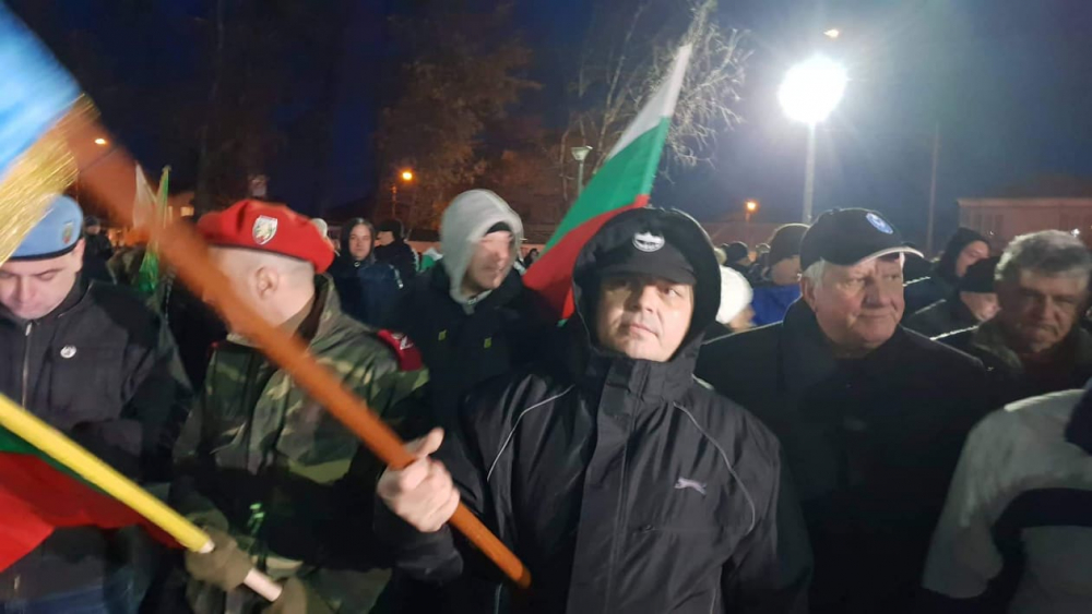 Площадът на Войводиново почерня от народ! Стотици недоволни веят българския флаг и зоват за... (СНИМКИ)