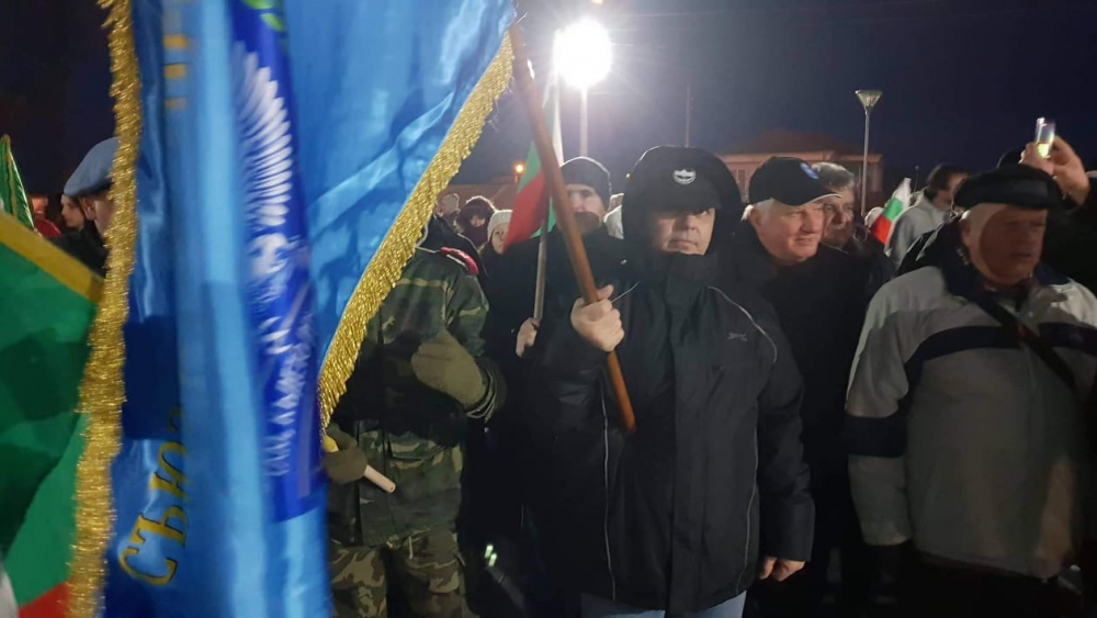 Площадът на Войводиново почерня от народ! Стотици недоволни веят българския флаг и зоват за... (СНИМКИ)