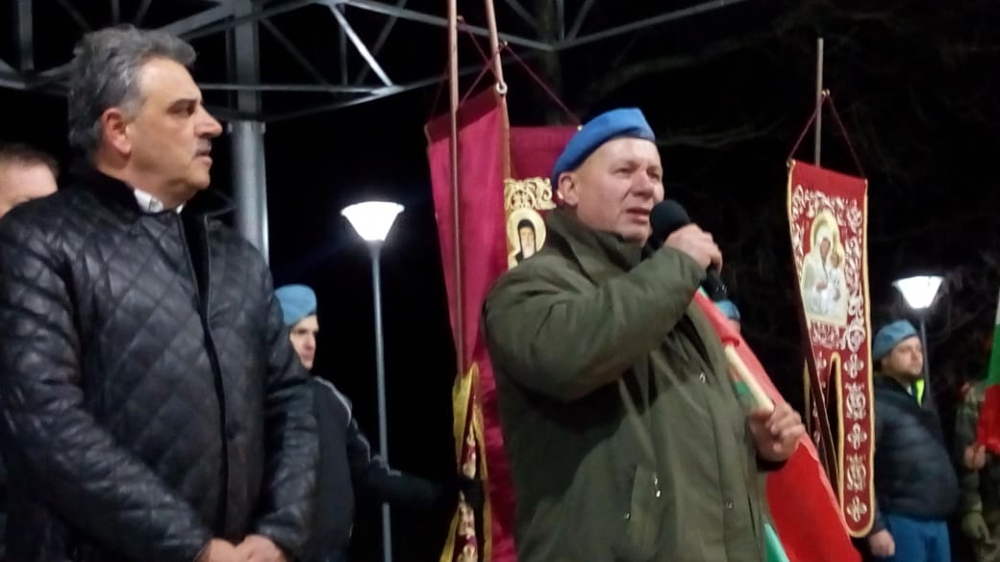 Площадът на Войводиново почерня от народ! Стотици недоволни веят българския флаг и зоват за... (СНИМКИ)