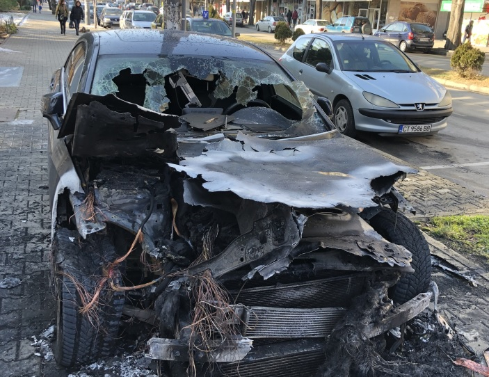 Запалиха скъпарския Мерцедес на корабен предприемач и висш партиен функционер (СНИМКИ)