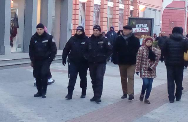 В Пловдив и пиле не може да прехвръкне, тежко въоръжени ченгета кръстосват площада (СНИМКИ)