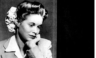 Обратно в 1944 година: Плашещата СНИМКА на дама от Аризона, която се любува на черепа на японски войник 