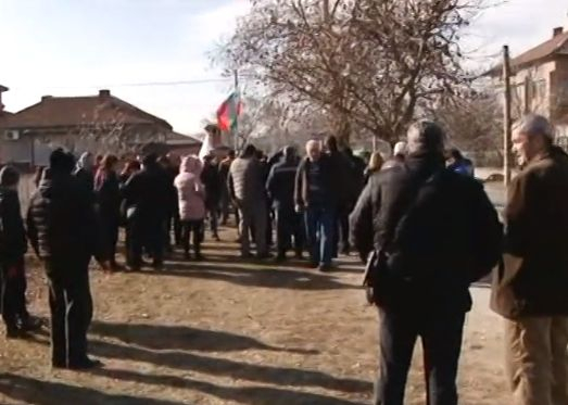 Напрежението във Войводиново не стихва! Недоволните поискаха биячите на командоса да... (ВИДЕО)