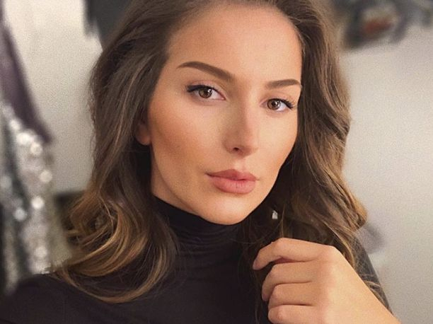 Алекс Богданска заголи бременно коремче и нажежи страстите до червено
