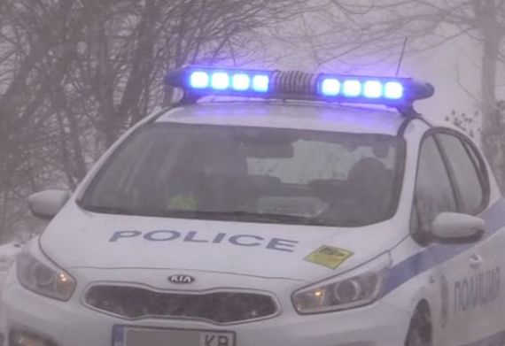 Полицай се помля с колата на изхода на Монтана 