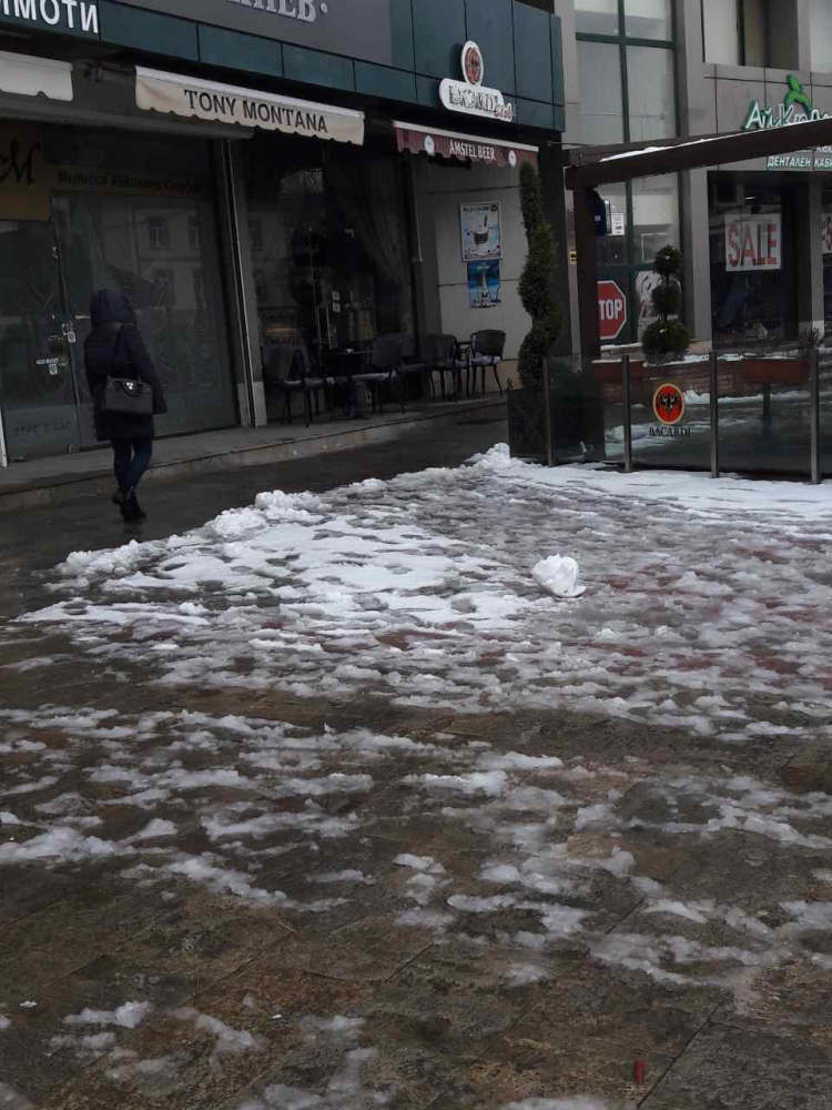 Гърми мощен скандал! Граждани скочиха срещу казино - било близо до училище! (СНИМКИ и ВИДЕО)