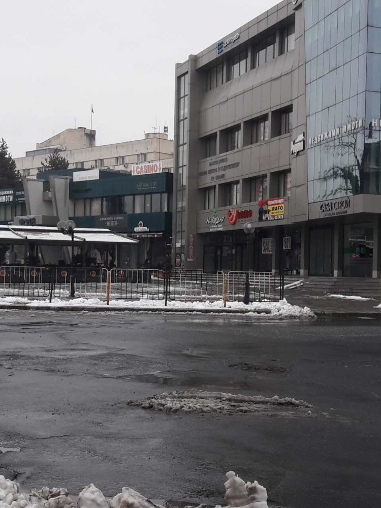 Гърми мощен скандал! Граждани скочиха срещу казино - било близо до училище! (СНИМКИ и ВИДЕО)