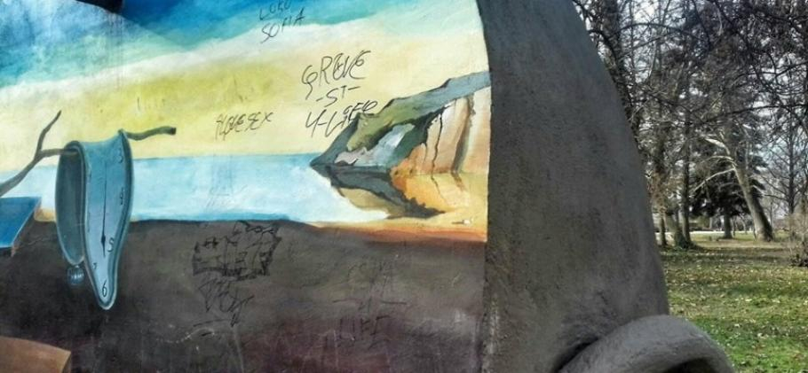 Скандалния надпис „Локо София“ грейна на пореден архитектурен паметник, но този път в...