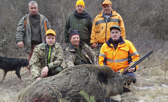 Авджия с над половинвековен стаж повали страшен звяр край Сатовча (СНИМКА)