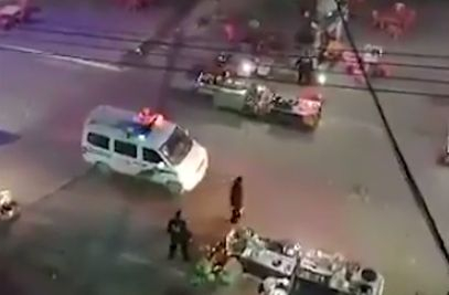 Подивял китаец извади нож на улицата и започна да коли минувачите (ВИДЕО 18+)