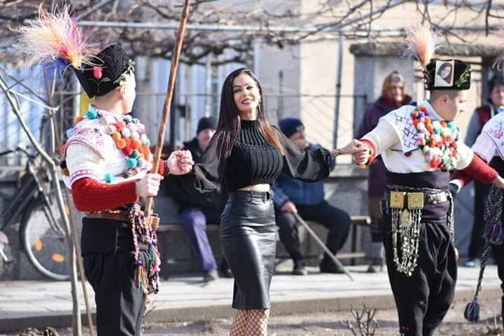 Фолкпевица накипри сина си в носия, за да го направи мъж (СНИМКИ)