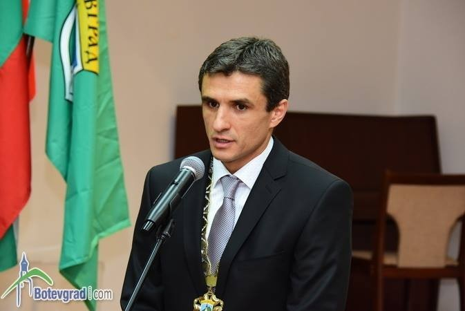 Кметът на Ботевград изригна: Част от агитката на отбора на Валентин Златев е платена!