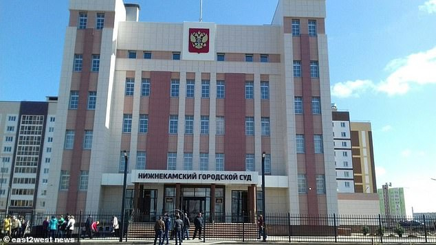 Жена намушка приятеля си 13 пъти с нож, а в съда жертвата ѝ направи предложение за брак, съдията в шок (СНИМКИ)