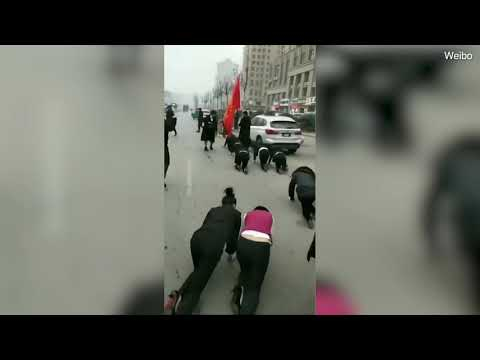 Шеф на фирма накара служителките си да лазят по улиците (СНИМКИ/ВИДЕО)  