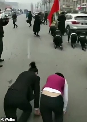 Шеф на фирма накара служителките си да лазят по улиците (СНИМКИ/ВИДЕО)  