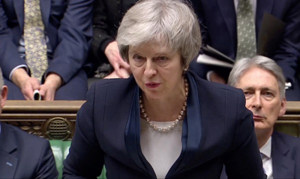 Пак инфарктен ден за Тереза Мей след позорния разгром в парламента, ще замръкне ли без премиер Великобритания