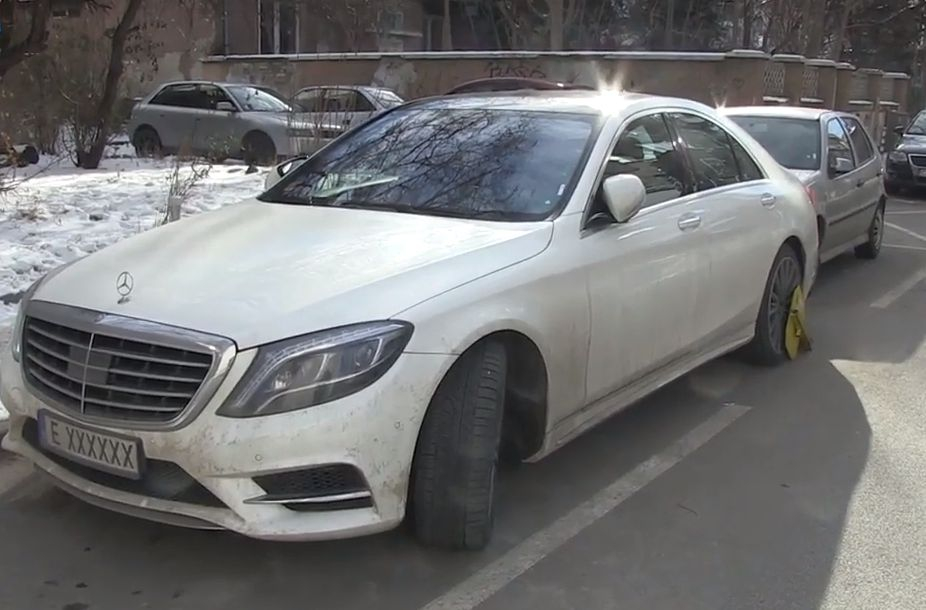 Само в БЛИЦ! Хванаха в издънка белия "Мерцедес" S-класа за 200 бона и само с X-ксове на Рег.№! (СНИМКИ/ВИДЕО)