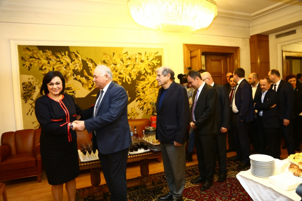 Нинова опъна нечувана софра в парламента! Цветанов пък ѝ направи най-милия и неочакван подарък! (СНИМКИ)