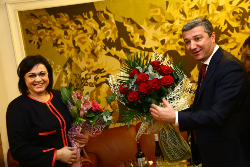 Нинова опъна нечувана софра в парламента! Цветанов пък ѝ направи най-милия и неочакван подарък! (СНИМКИ)