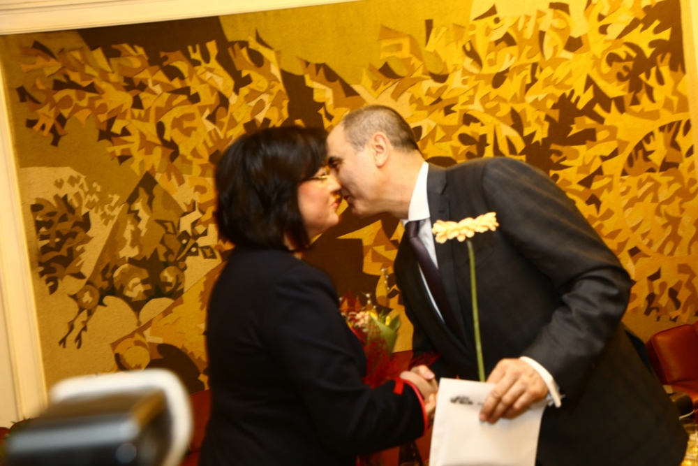 Нинова опъна нечувана софра в парламента! Цветанов пък ѝ направи най-милия и неочакван подарък! (СНИМКИ)