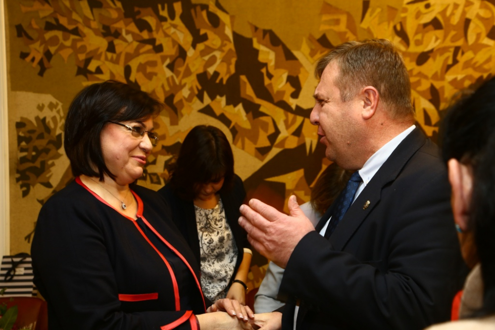 Нинова опъна нечувана софра в парламента! Цветанов пък ѝ направи най-милия и неочакван подарък! (СНИМКИ)