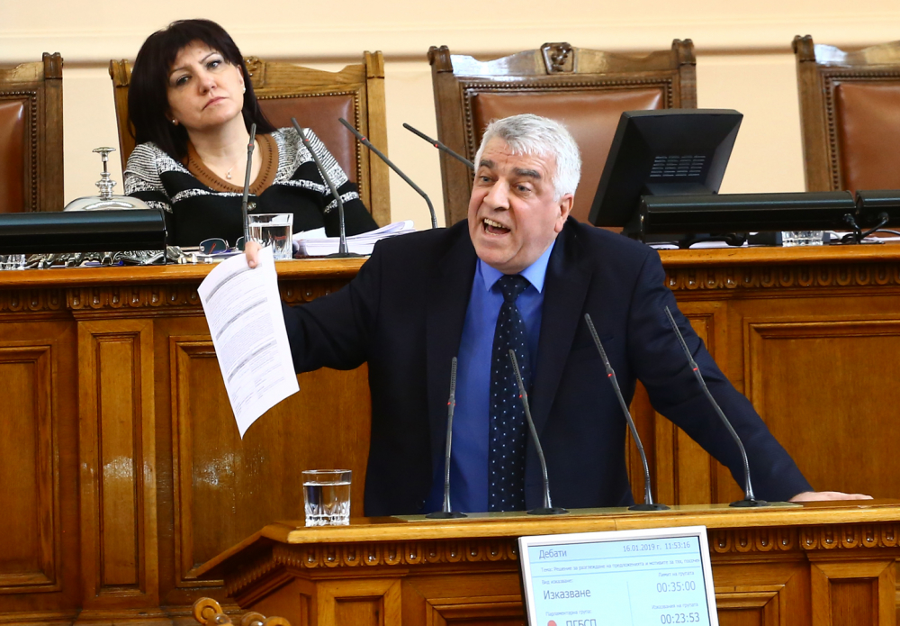 Лют скандал в комисията на Мая, чува се щракане на белезници