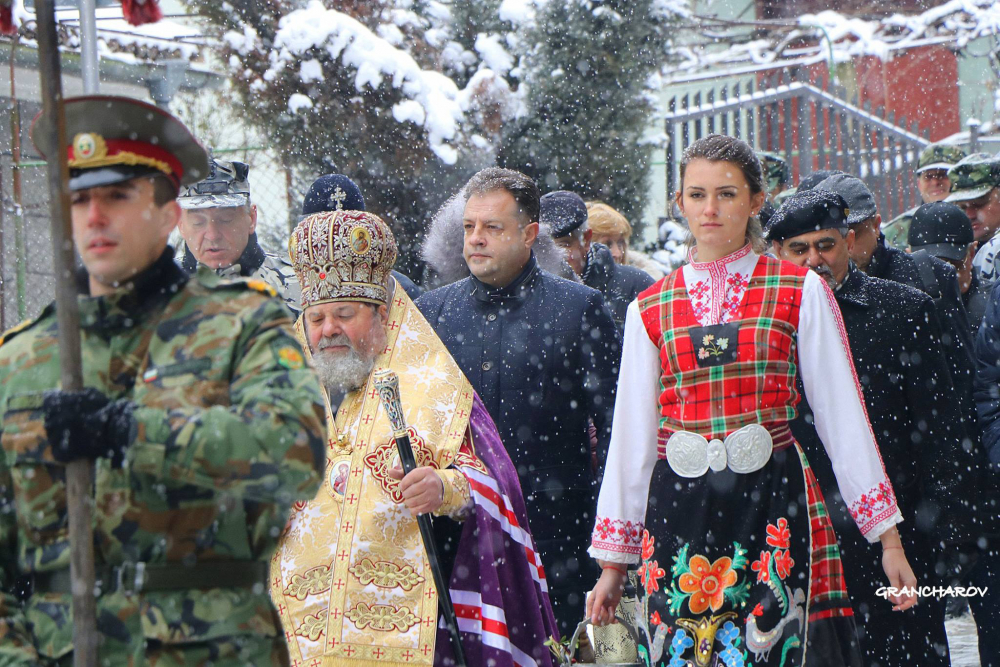 Ослепителна красавица и курсантка от НВУ събра всички погледи (СНИМКИ)