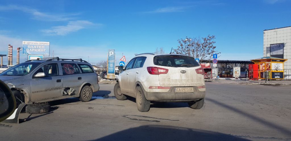Сигнал до БЛИЦ! Две коли се помляха зрелищно на столичен булевард (СНИМКИ)