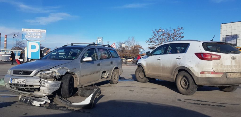 Сигнал до БЛИЦ! Две коли се помляха зрелищно на столичен булевард (СНИМКИ)