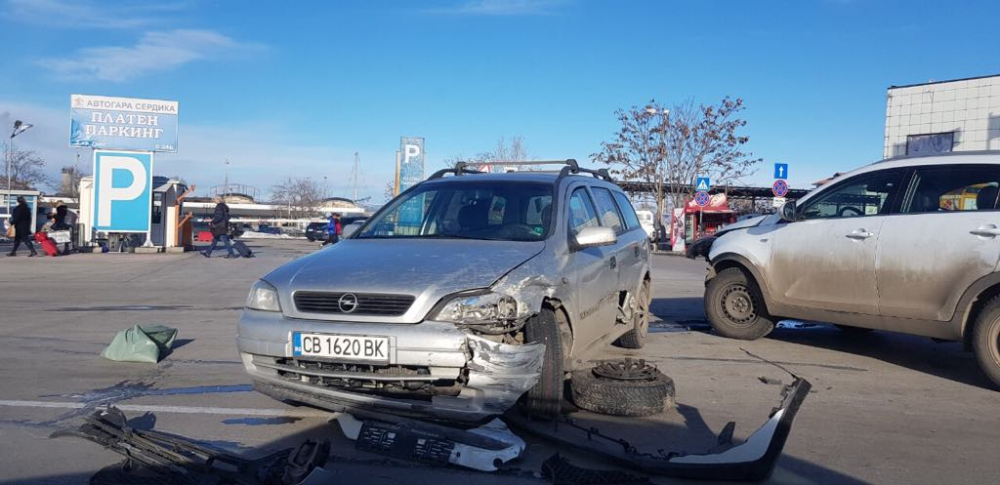 Сигнал до БЛИЦ! Две коли се помляха зрелищно на столичен булевард (СНИМКИ)