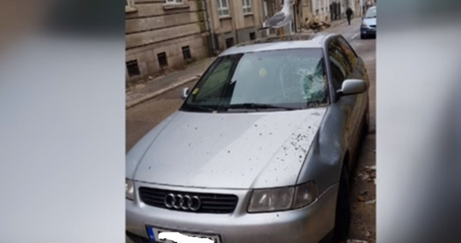 Тази СНИМКА стана хит в мрежата! Камъни падат зад операта във Варна, а тази сутрин...