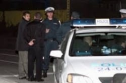Въоръжени и максирани нападнаха собственик на чейндж бюро и задигнаха близо 100 бона