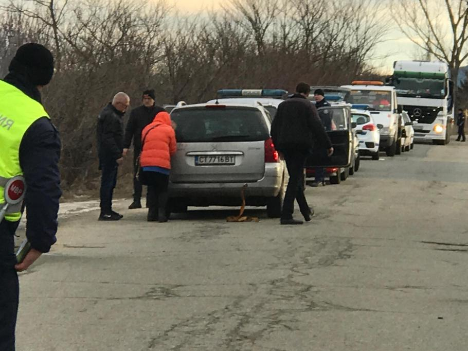 Първа СНИМКА на неуловимото Пежо 307, преследвано цяла нощ из Централна България (ВИДЕО)