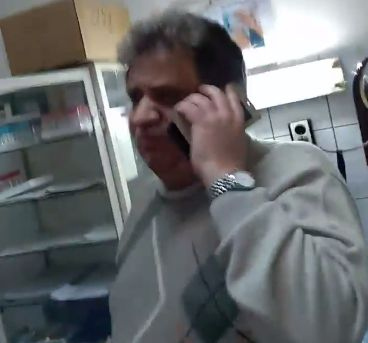 Скандал в Дупница! Лекар гони възрастна пациентка, вика полиция (ВИДЕО)