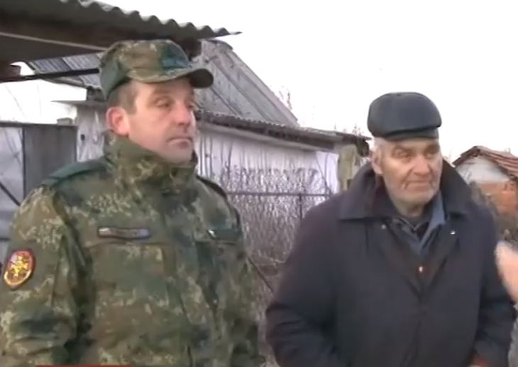 Военният рискувал живота си, за да спаси възрастен мъж от горяща къща, проговори (ВИДЕО)
