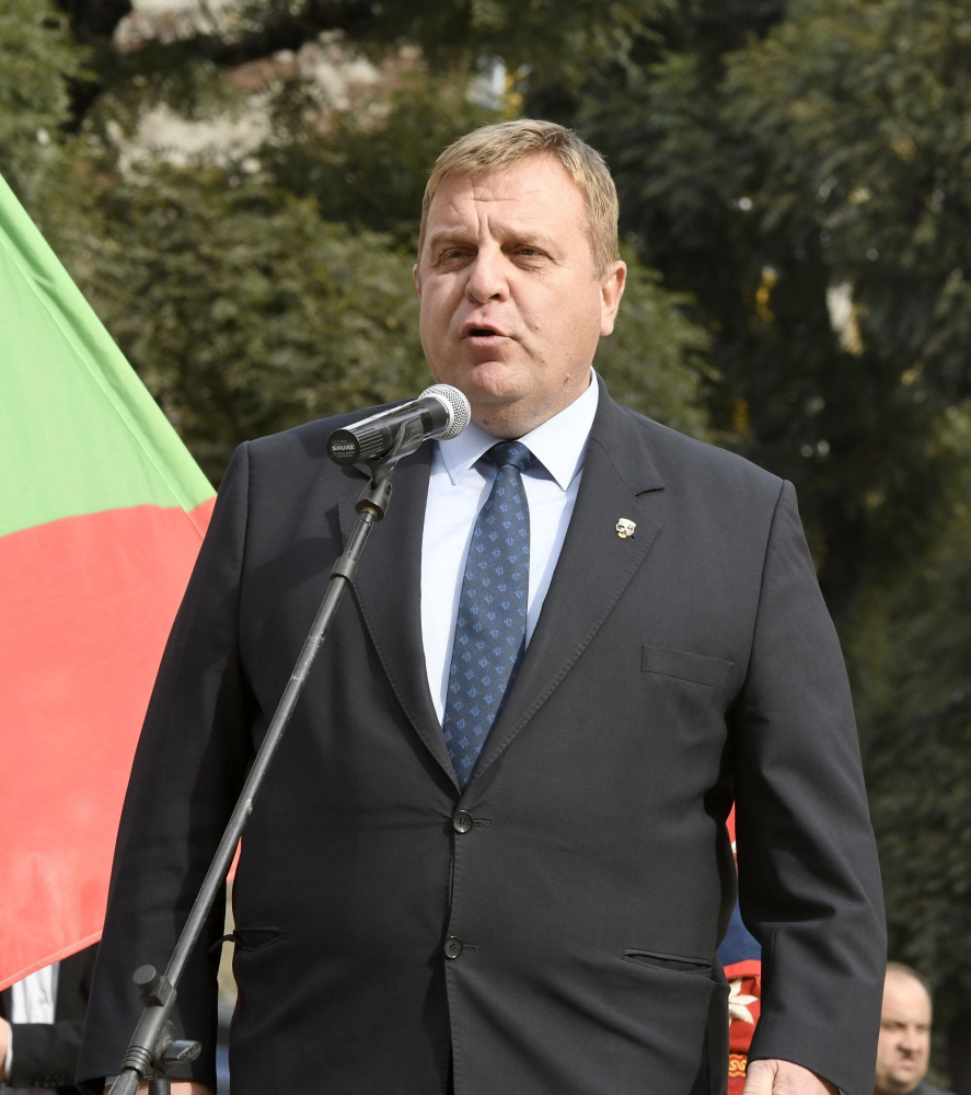Каракачанов: България е разделена на две - едната част учи и работи, а другата има само права и...