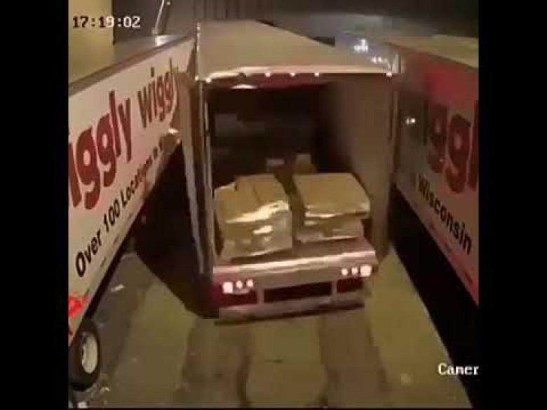 Тираджия показа как паркира и събра очите на всички в мрежата ВИДЕО