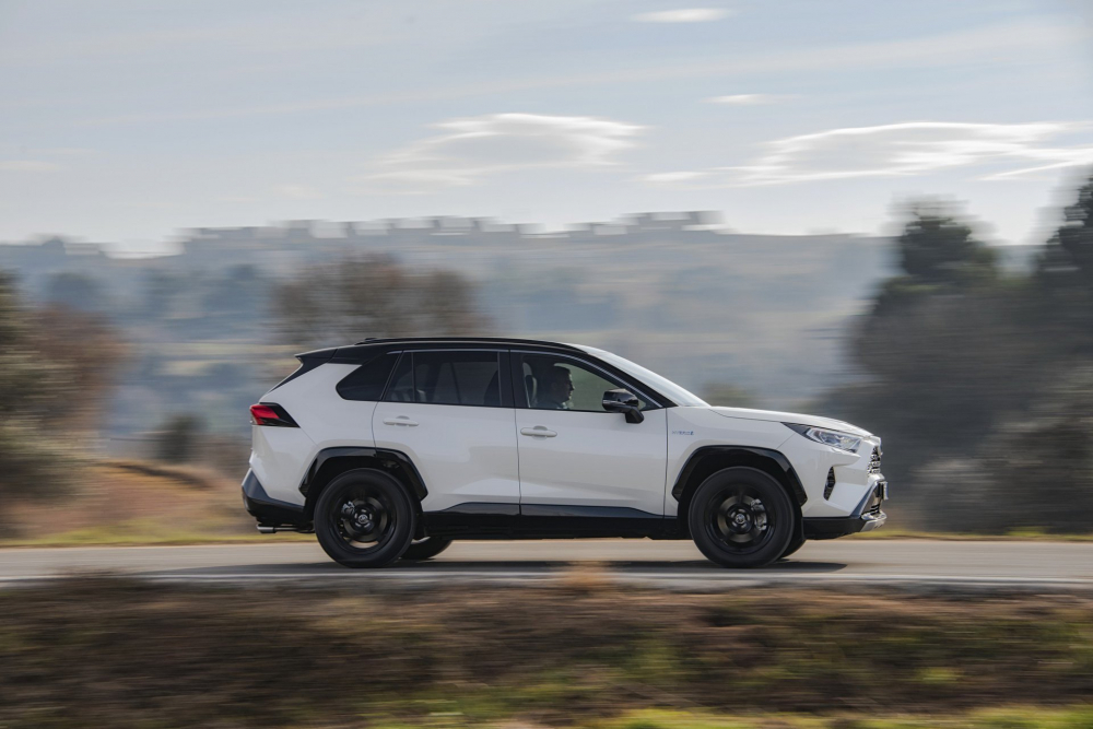 Toyota представи новия RAV4 Hybrid 2019 на СНИМКИ и разкри характеристиките му