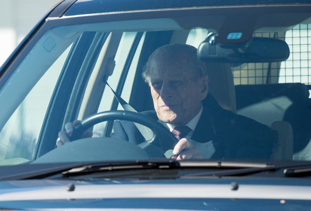 Скандално: Принц Филип, който участва в зрелищна катастрофа, заплашил кралицата, че ще я изхвърли от колата си, докато...