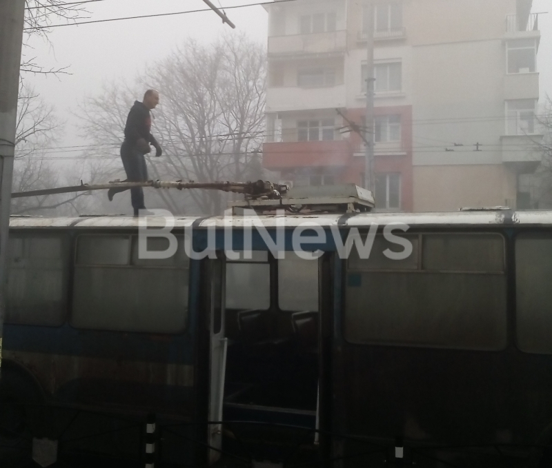 Тролей с пътници се запали във Враца (СНИМКИ)