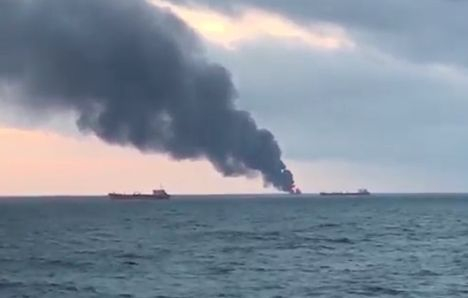 Огнен кошмар в Черно море: Горят два кораба! Има загинали, а отчаяни моряци... (ВИДЕО)