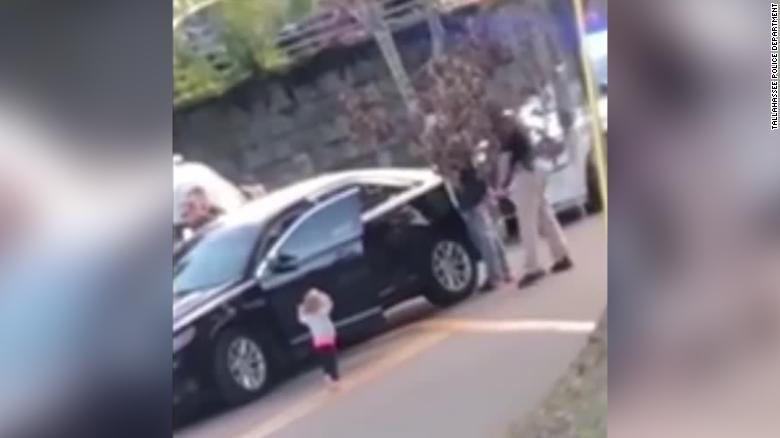 Вижте как 2-годишно момиченце се предаде с вдигнати ръце при арест на родителите (ВИДЕО)