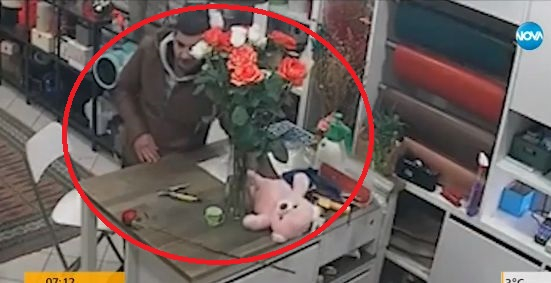 Нагли и добре облечени крадци вършеят из София! Омайват жените и правят големи зулуми (СНИМКИ/ВИДЕО)