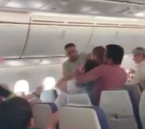 Такъв бой в самолет досега не е имало (ВИДЕО)