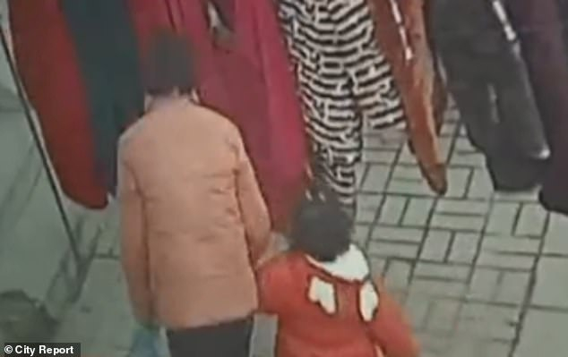 ВИДЕО показва как трафикант примамва тригодишно момиче с играчка, преди да я отвлече (СНИМКИ)